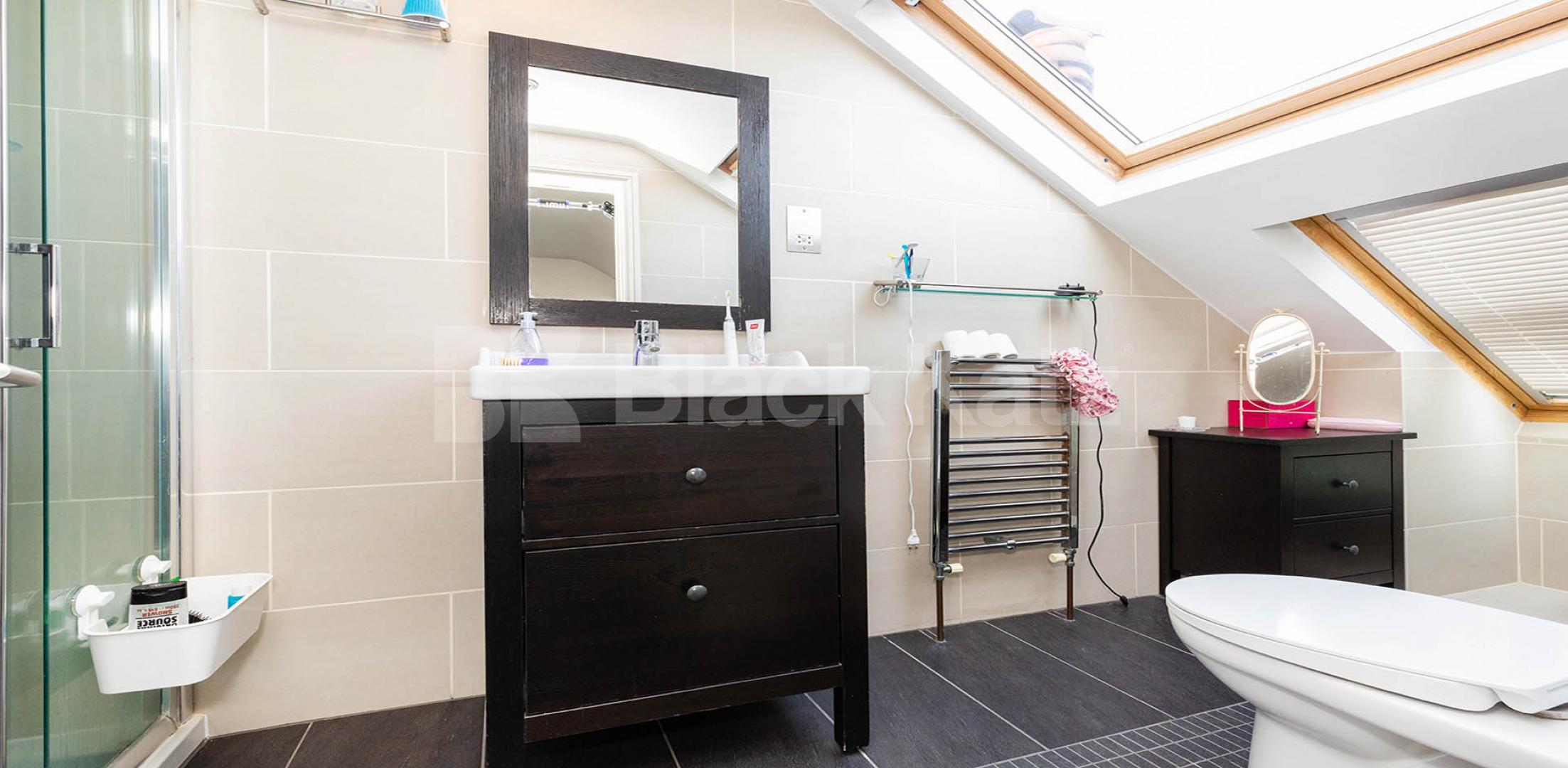 			FAMILYS ONLY, 4 Bedroom, 1 bath, 1 reception House			 Edison Road, Crouch End